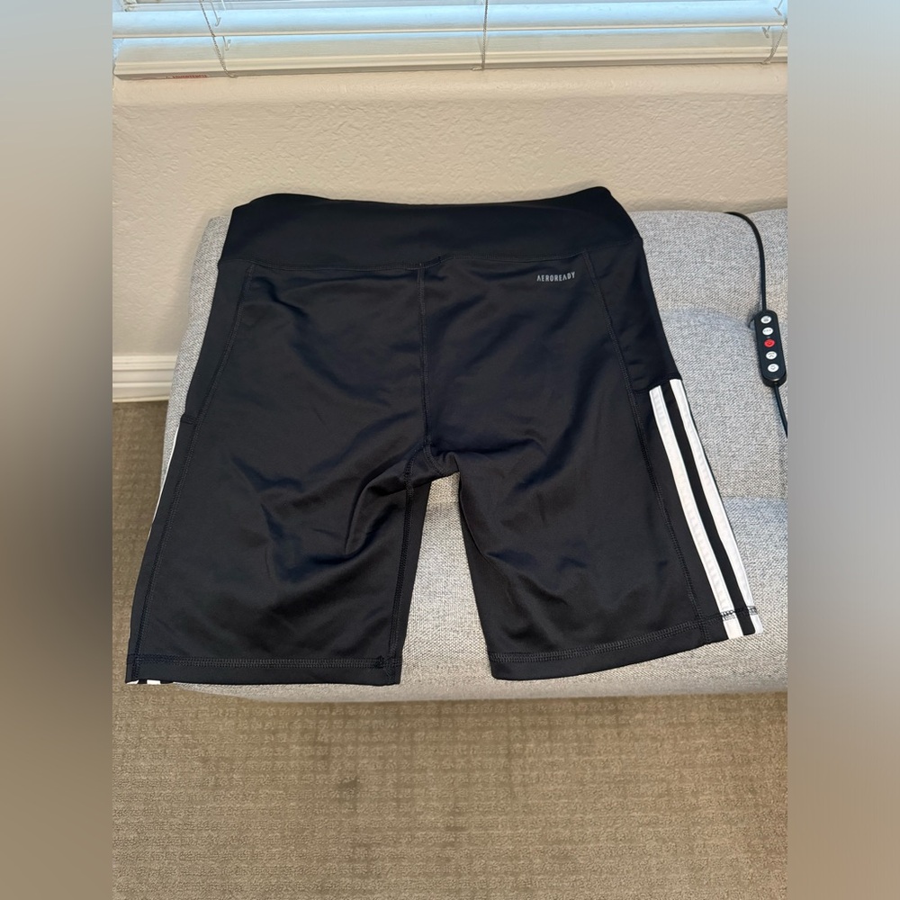 Preloved- Adidas Classic Black and White Biker Shorts Size Large - Picture 2 of 3